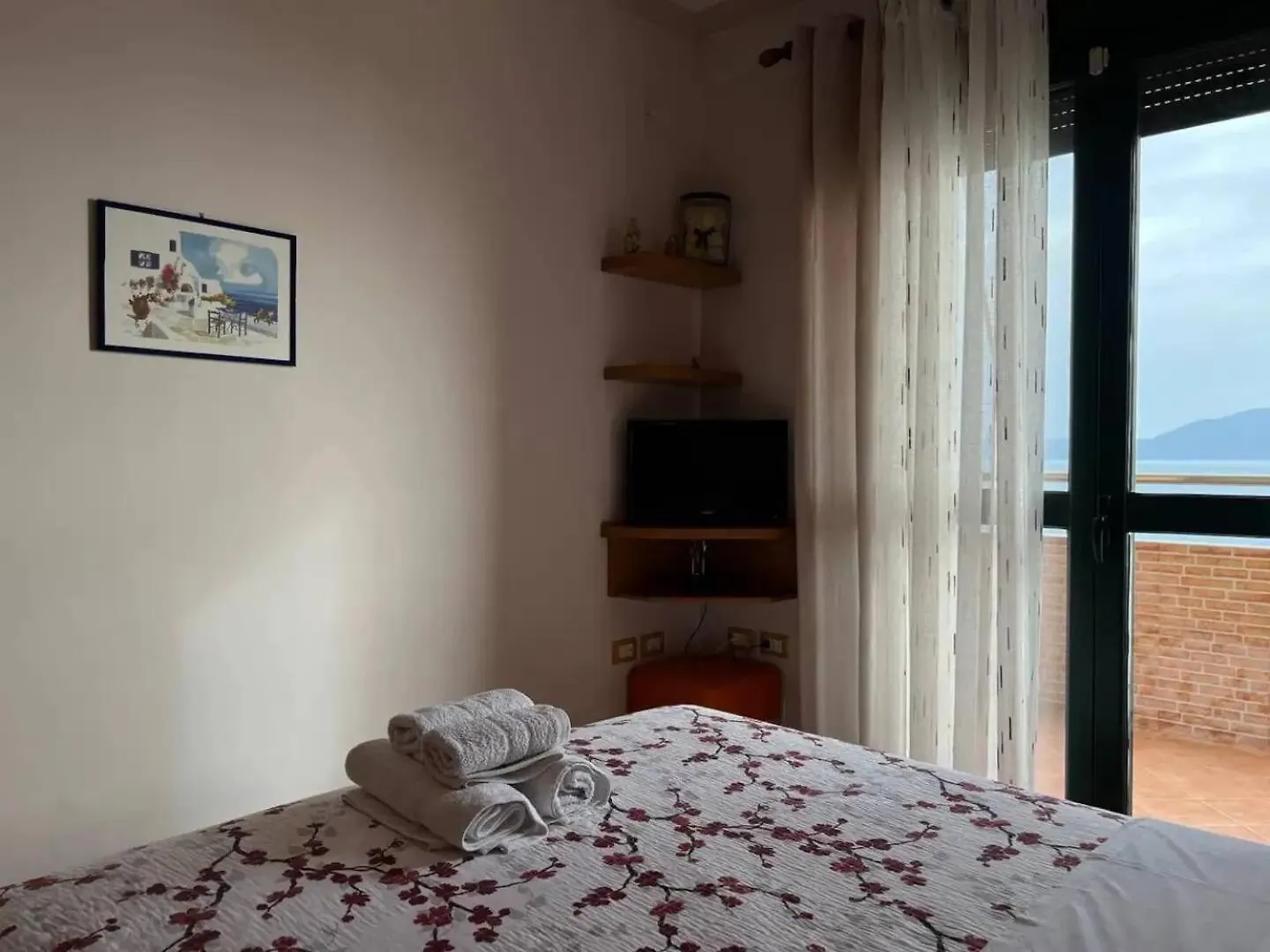 2-Bedroom Beachfront Apartment With 2 Balconies By Apartments Vlora Holidays 0*, Vlore