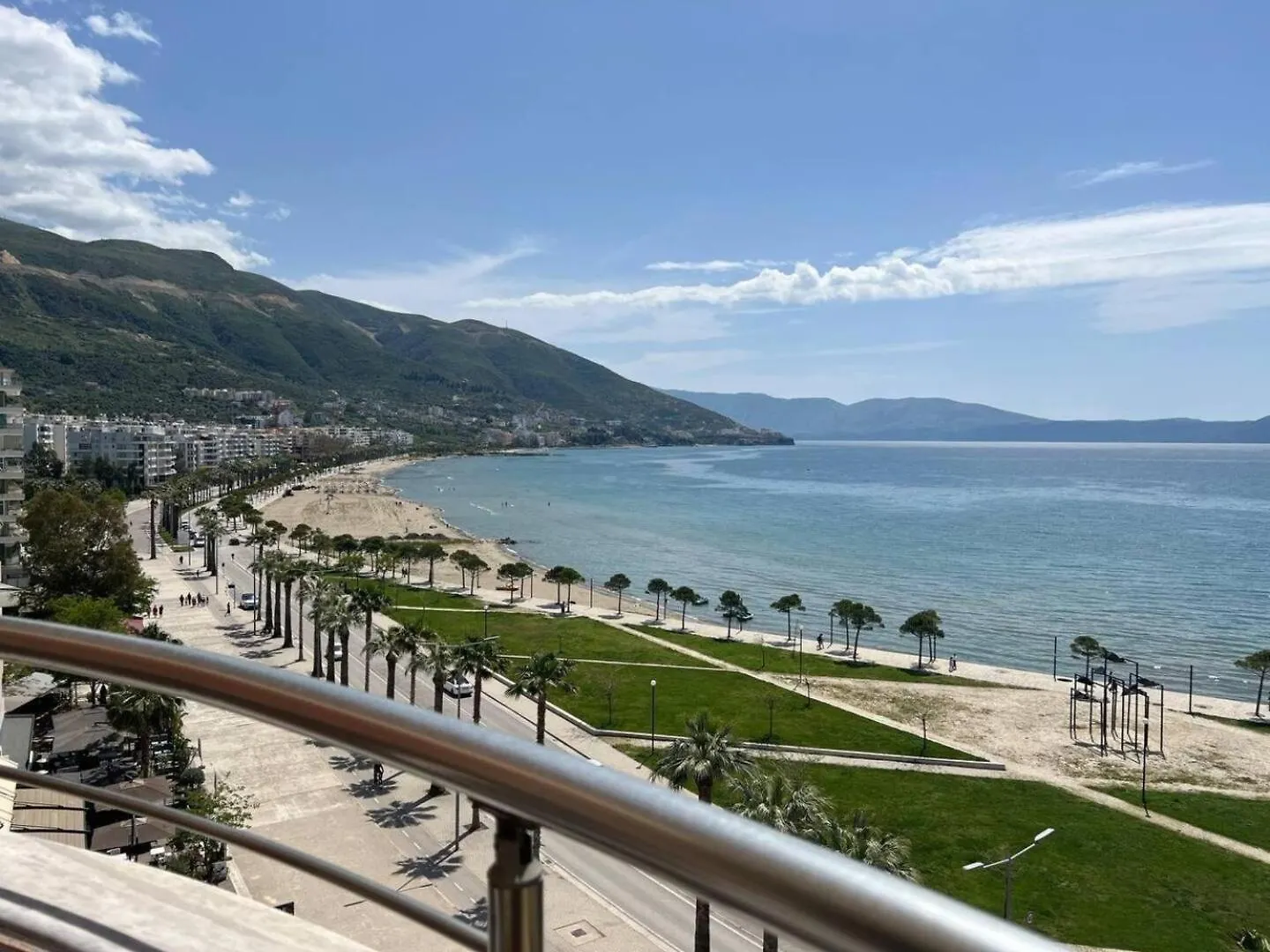 2-Bedroom Beachfront Apartment With 2 Balconies By Apartments Vlora Holidays 0*, Vlore Albania