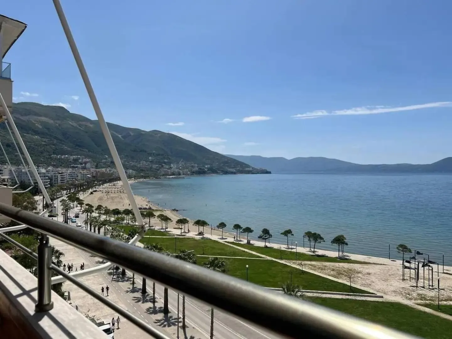 2-Bedroom Beachfront Apartment With 2 Balconies By Apartments Vlora Holidays 0*, Vlore