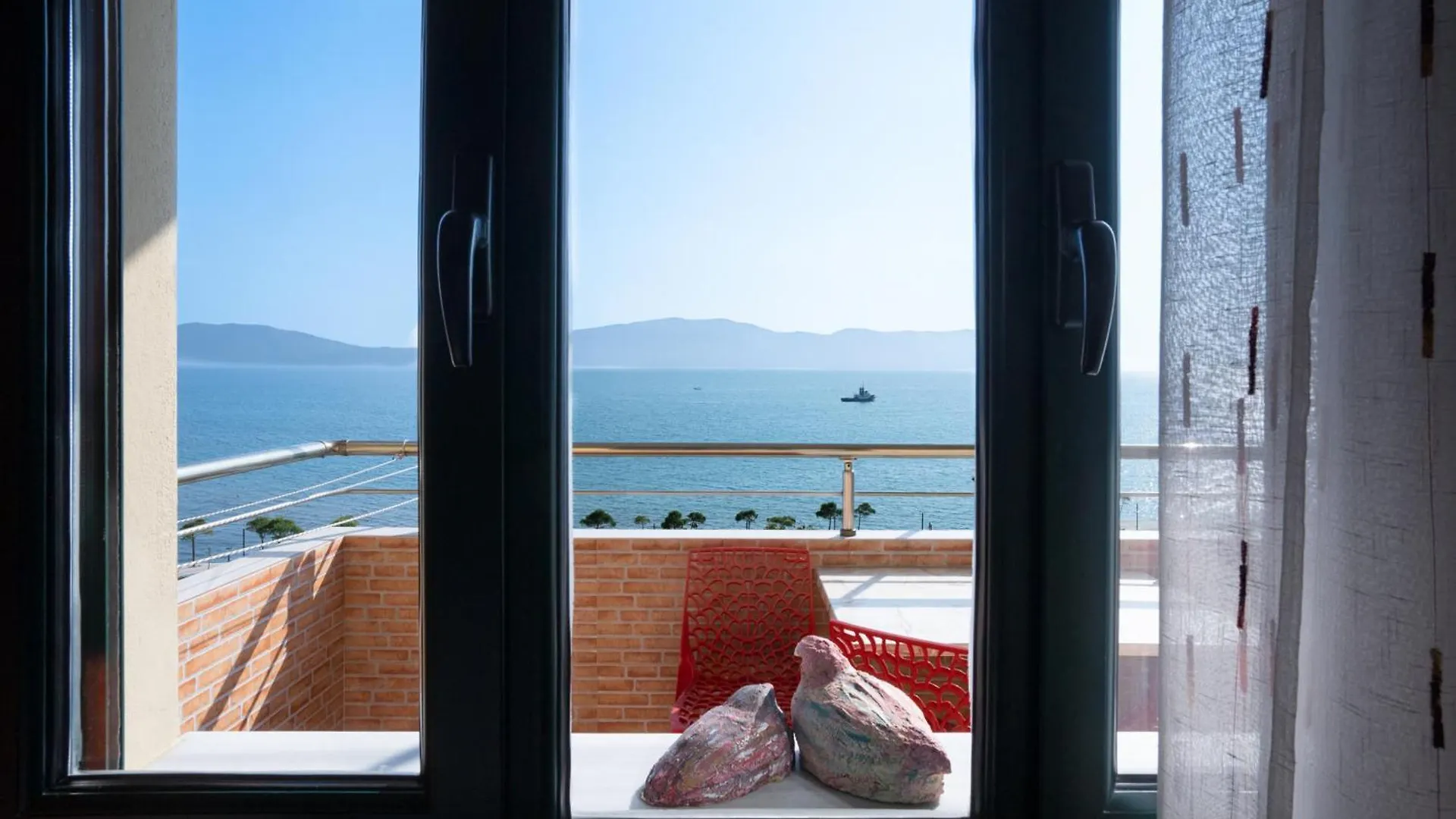 2-Bedroom Beachfront Apartment With Sea View Vlorë